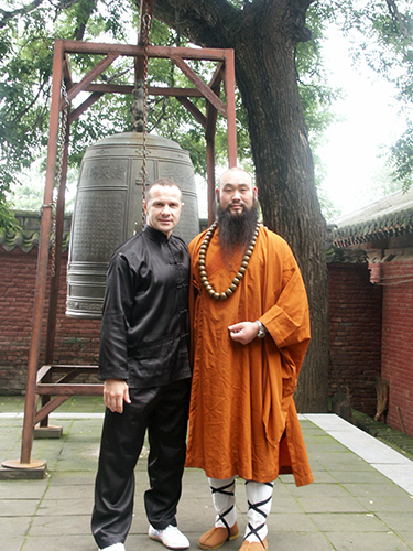 Claude Pouget en entrainement au Wushu Sanda au Temple Shaolin